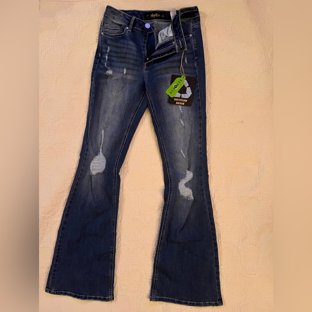 Bootcut / Bellbottom like jeans with holes